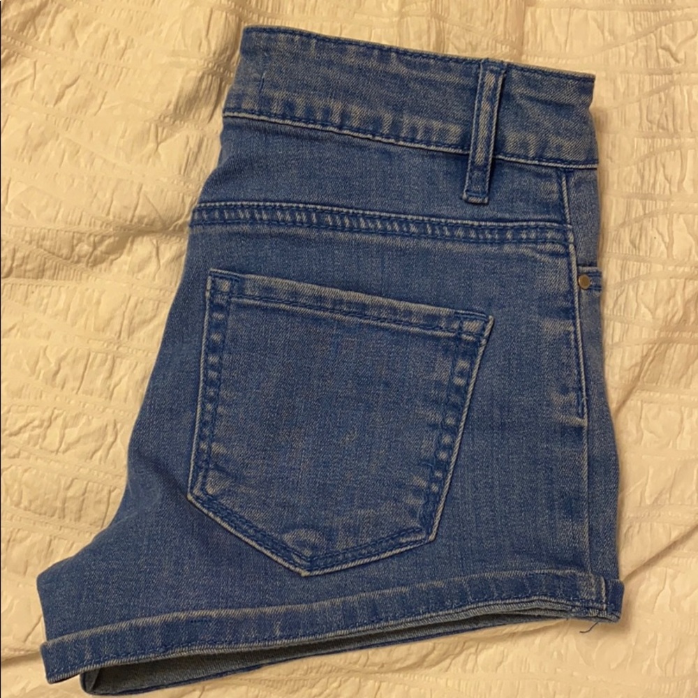Bullhead by PacSun high rise medium wash shorts